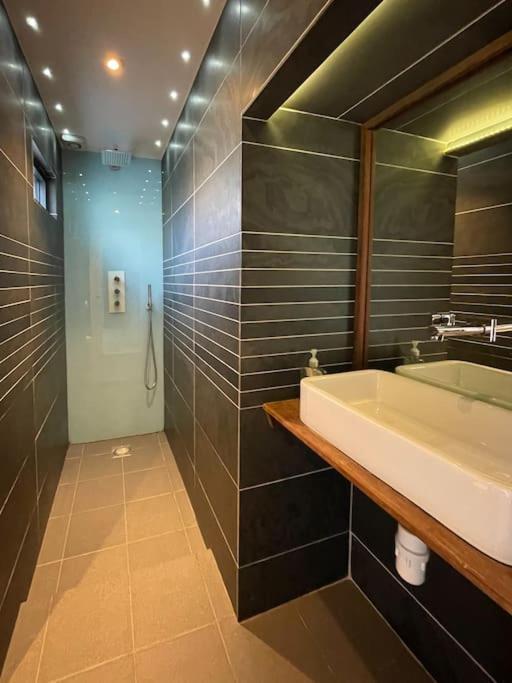 Edge14- Spacious, Stylish And Near The Beach! New Quay Exterior foto
